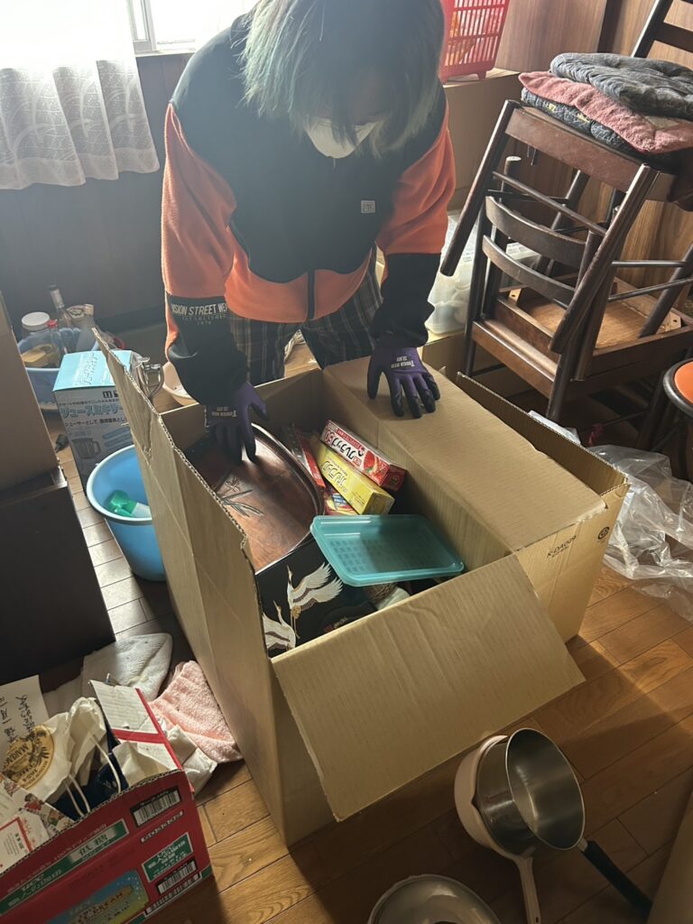 福山市向陽町で実家の家財道具を仕分けしながら出張買取の査定をしている様子
