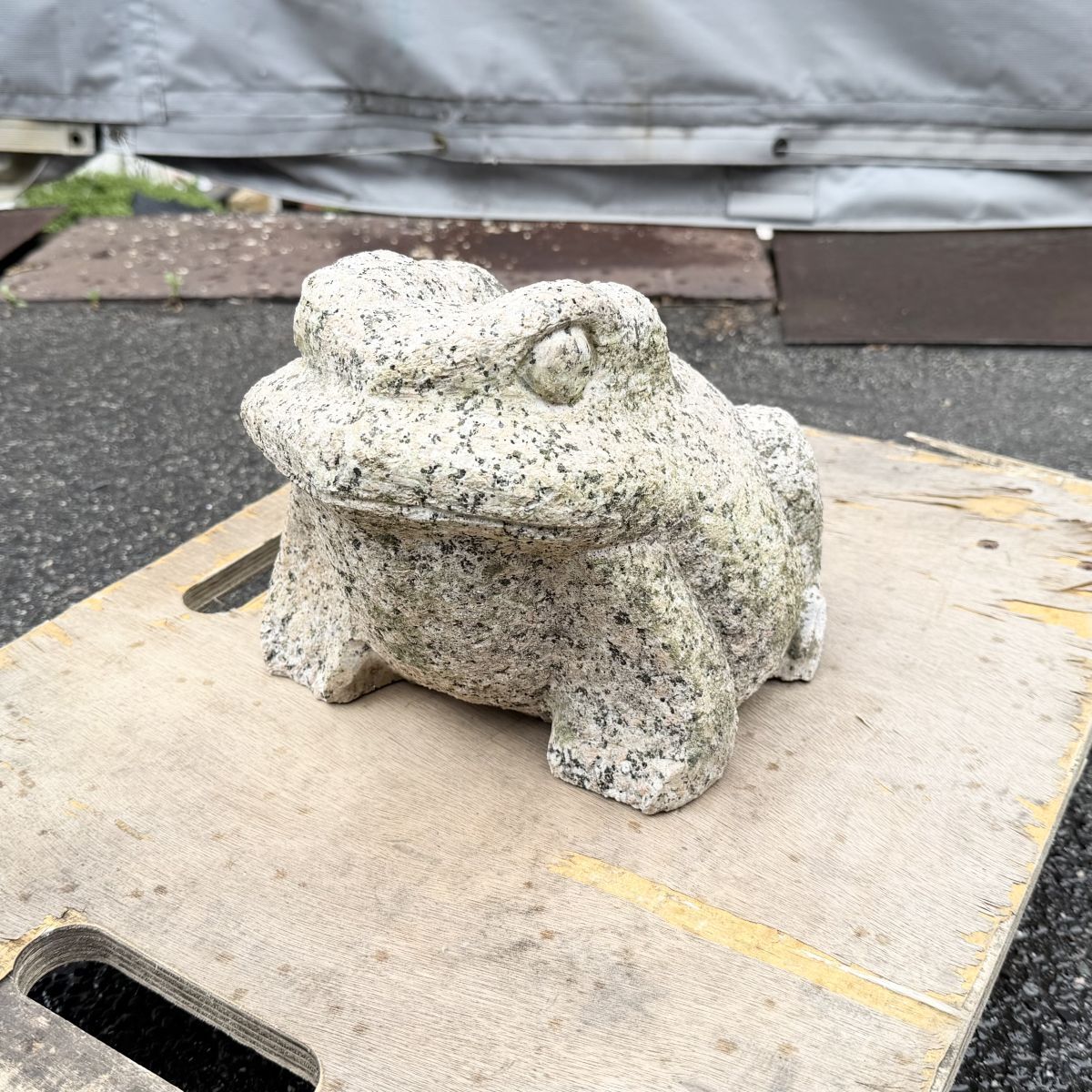 井原市で御影石の蛙・石灯籠を出張買取|空き家の残置物整理