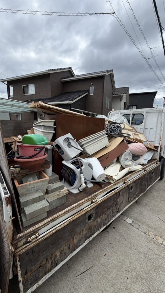 尾道市栗原町で一般廃棄物収集運搬業者と協力して不用品を回収している様子