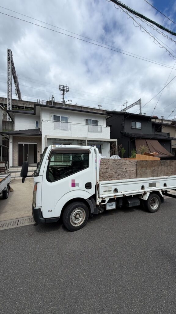 尾道市栗原町で回収した大量の不用品を積載したトラック
